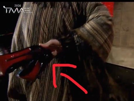 hwasafiles's tweet photo. Since some people are confused about what are the references I broke it down

Mingi used the same lyrics Hwasa used in her song MARIA and on the award show the heels are another Hwasa reference to her stage with Park Jeongmin. #화사 #ateez https://t.co/mUjOm2qJ3X