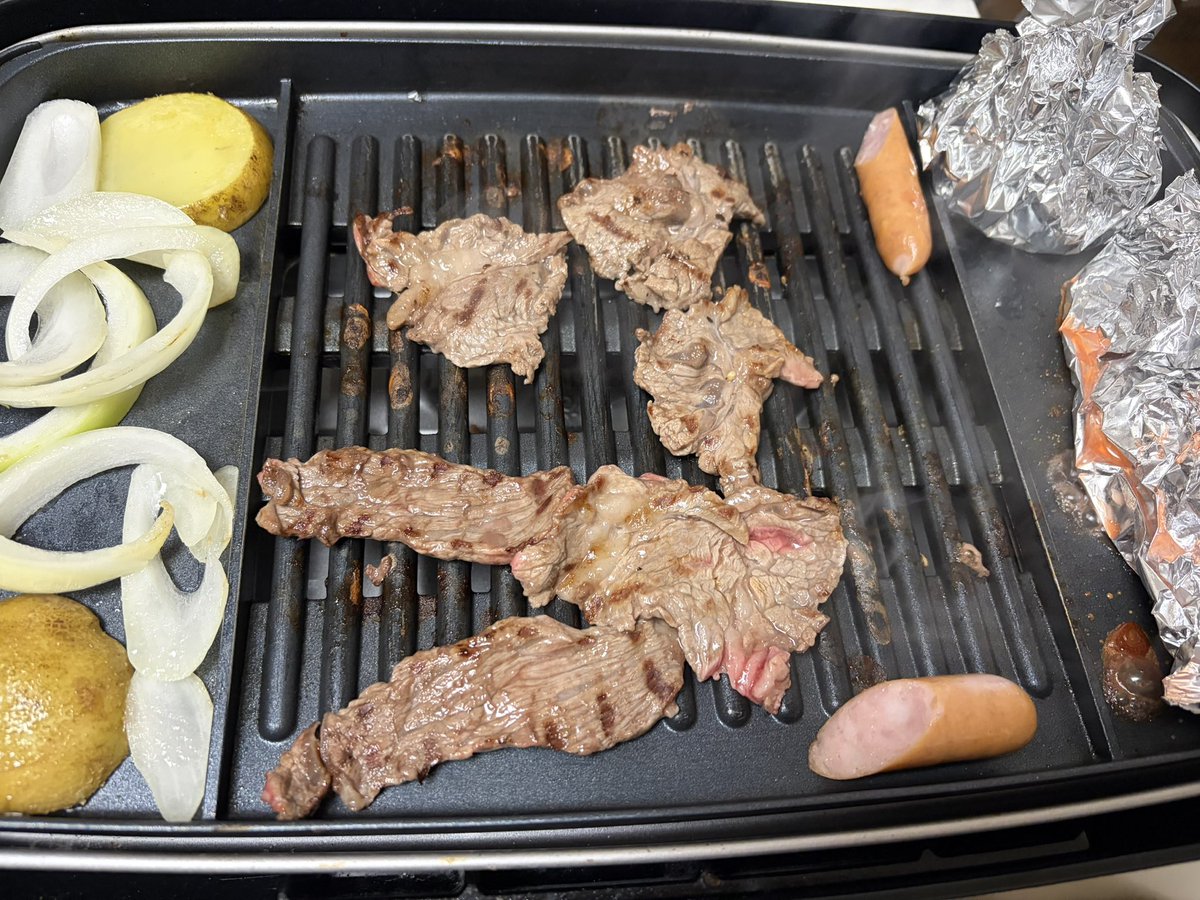 nw_cva's tweet photo. おうち時間

焼肉に生落花生！

美味がすぐ満腹笑
イカとにんにくも焼いたが肉は2人で350g笑
安上がり https://t.co/T8OJh2IXEU