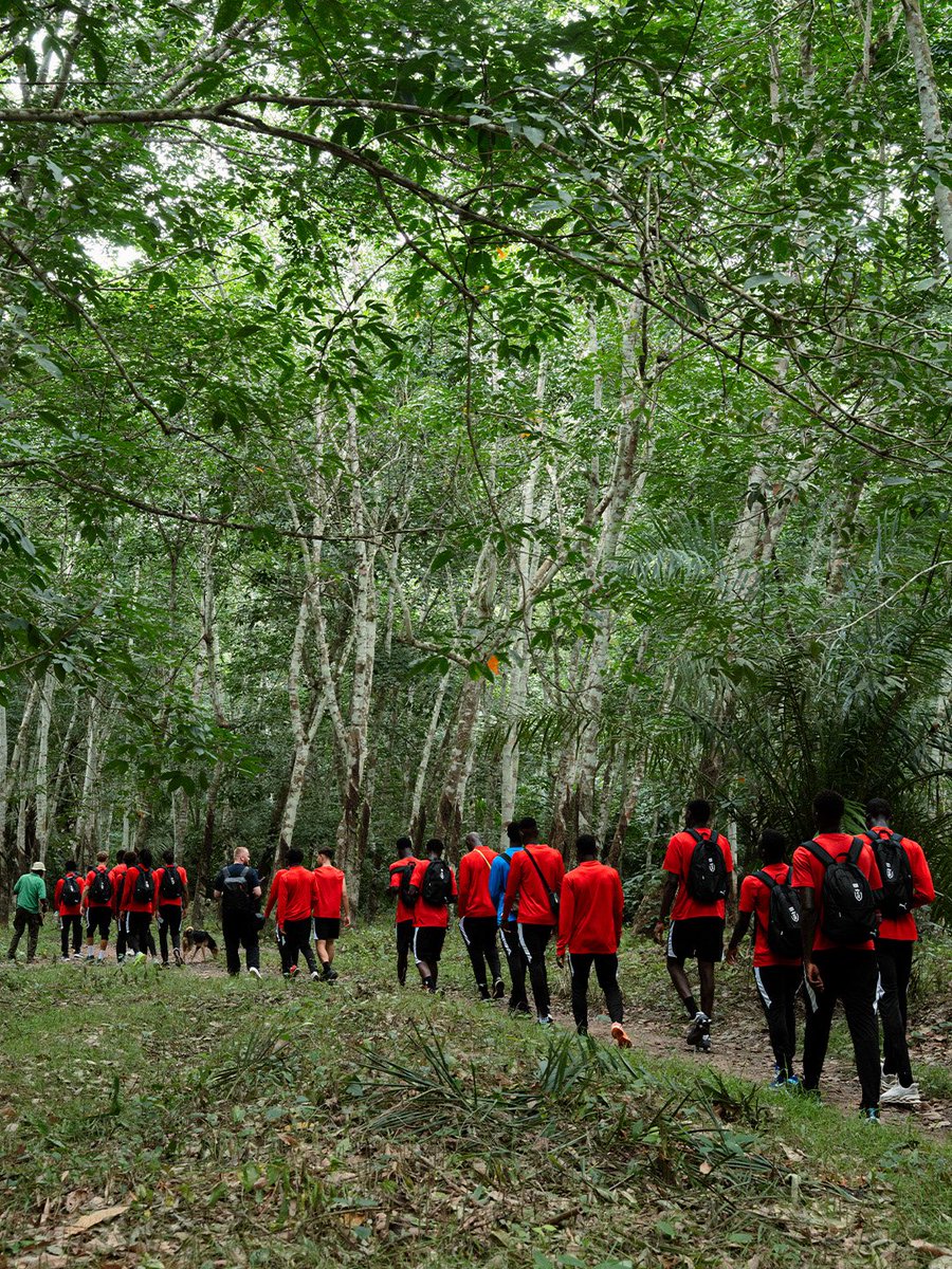 StadeDeReims's tweet photo. Pour ce deuxième jour en Côte d'Ivoire, le Groupe Élite à la découverte du Domaine de Bini 🇨🇮

Randonnée, repas traditionnel et activités en équipe, de quoi renforcer les liens qui unissent nos jeunes Rémois 💪 https://t.co/SdIFooIcIG