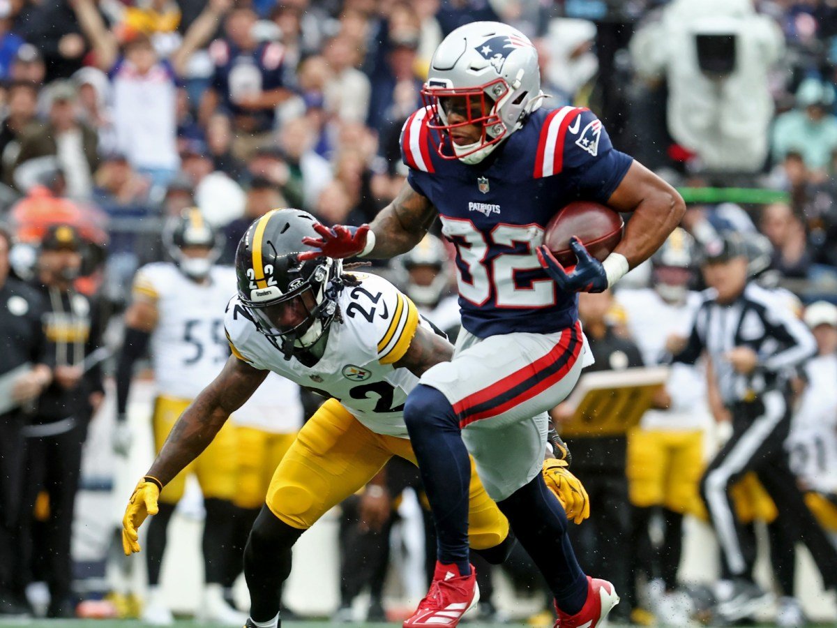 Cerrone_Battle's tweet photo. All the complaining about the Patriots is simply the fans and some media wanting them to look cool while winning at the same time.  Breaking off huge runs with superb blocking and scoring defensive TD's went out of style with the Sidekick and CD's. Having almost 330 yards of offense in the rain and winning by 17 doesn't turn em on like it did in 04. Gotta win 76-0 but only vs a top 3 team for it to count HA!
#StylePoints