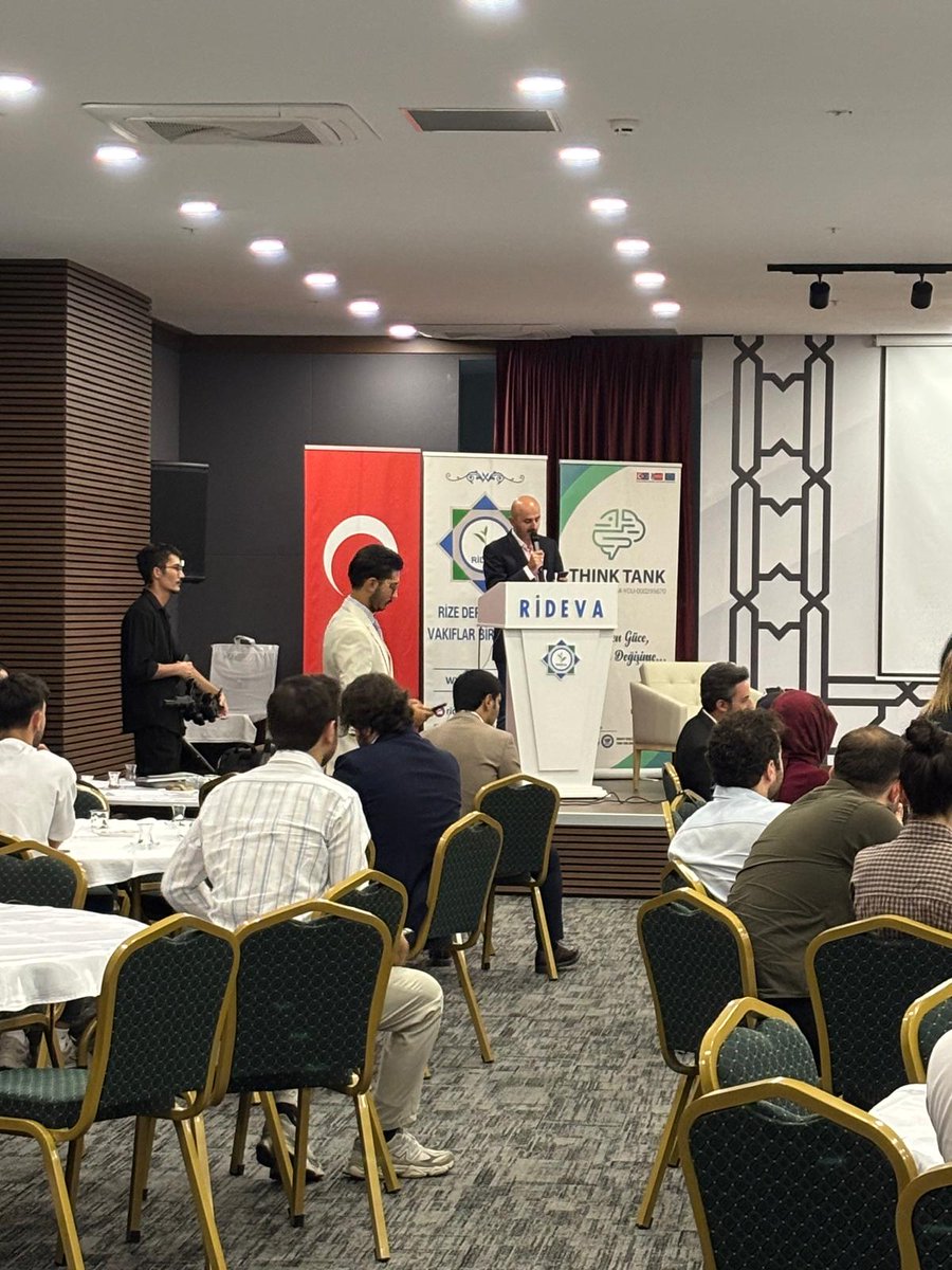 Kusak2026's tweet photo. Doç. Dr. Ozan Selçuk koordinasyonundaki Think Tank atölyesinde gençler sürdürülebilirlik ve sıfır atık odaklı somut politika önerileri geliştirdi. Program sertifika takdimiyle sona erdi.

KUŞAK, Kasım ayında bir başka proje ile etkinliklerinin üçüncüsüne devam edecek. https://t.co/GnXJYagpNG
