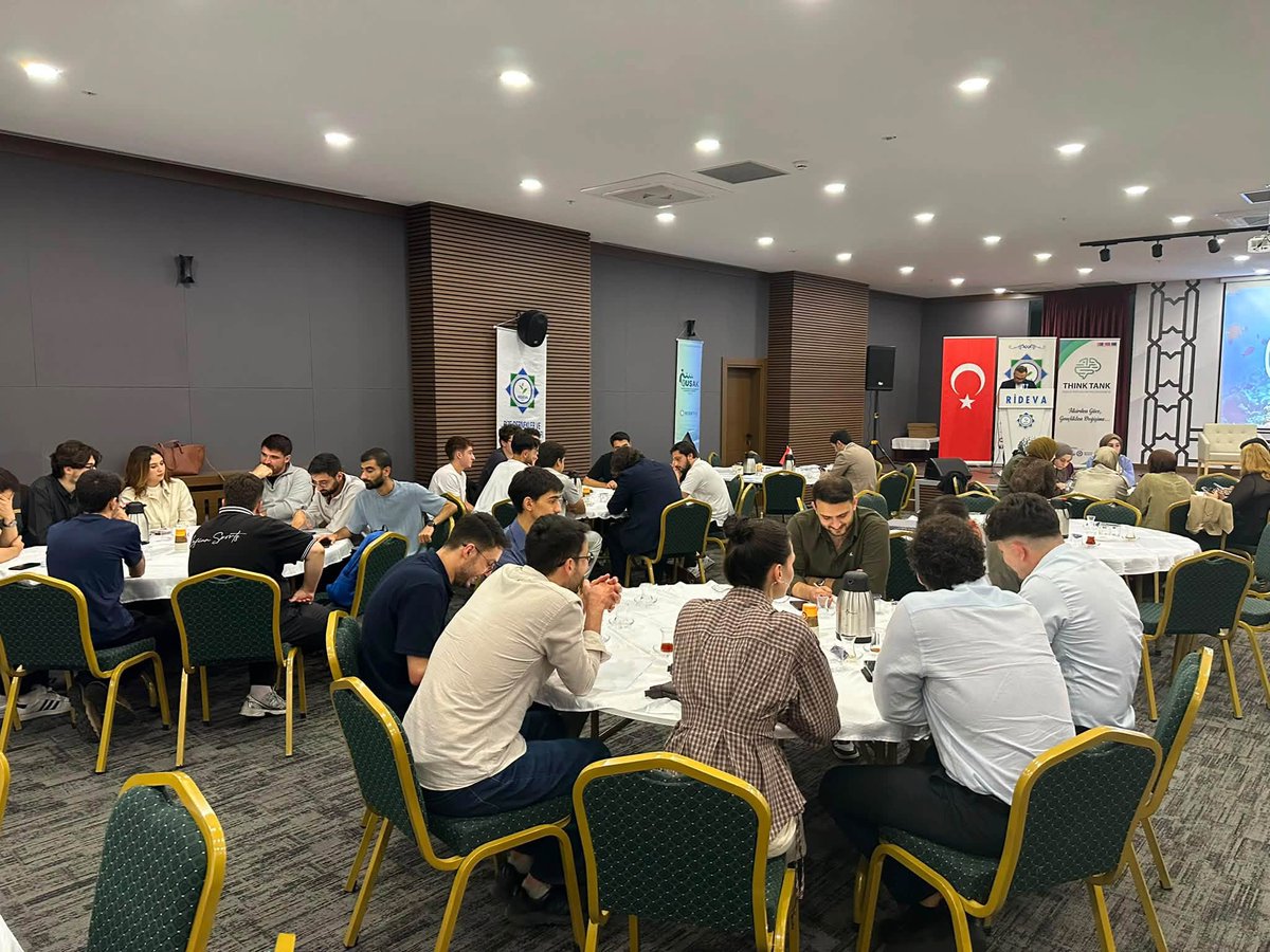 Kusak2026's tweet photo. Doç. Dr. Ozan Selçuk koordinasyonundaki Think Tank atölyesinde gençler sürdürülebilirlik ve sıfır atık odaklı somut politika önerileri geliştirdi. Program sertifika takdimiyle sona erdi.

KUŞAK, Kasım ayında bir başka proje ile etkinliklerinin üçüncüsüne devam edecek. https://t.co/GnXJYagpNG