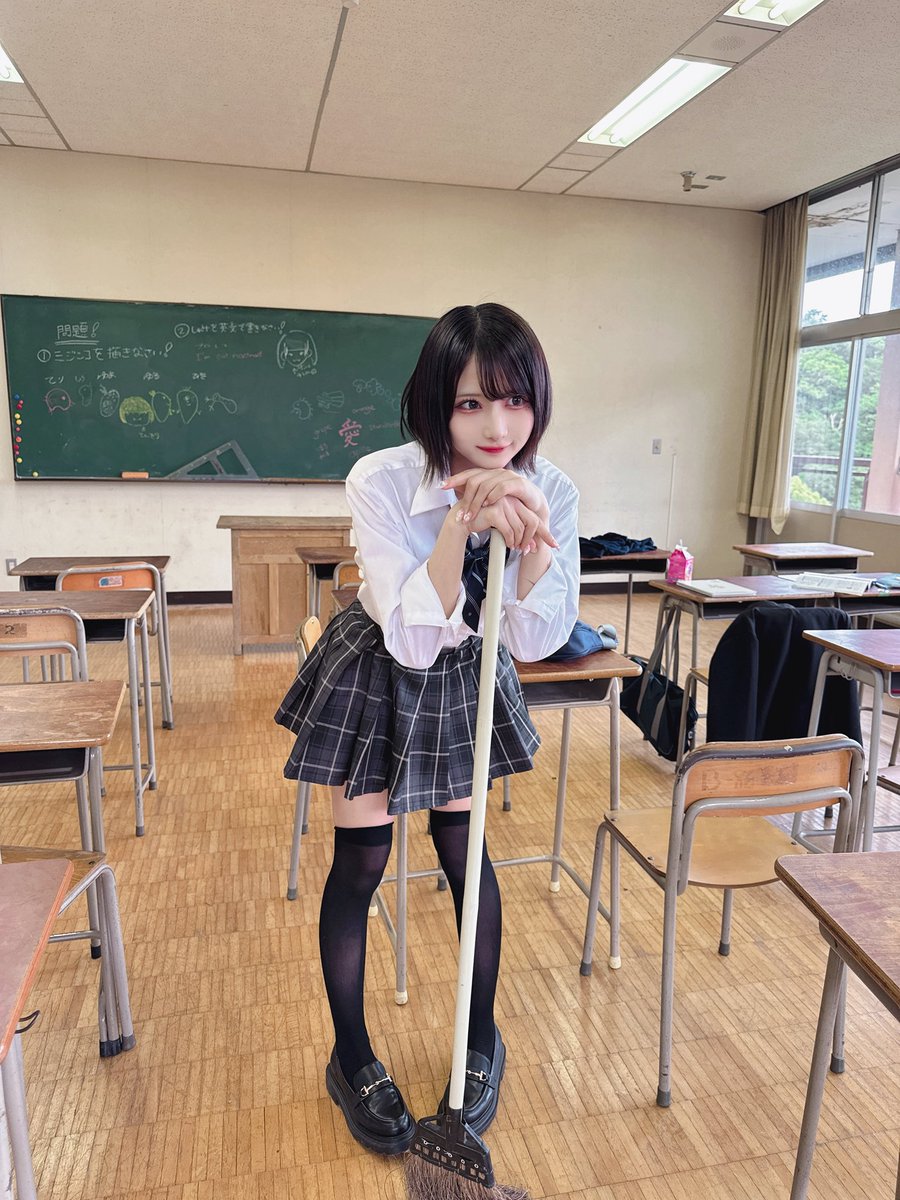 hakanai_yuma's tweet photo. 制服ショート、メロすぎる先輩 https://t.co/SxnzA9Bh0F