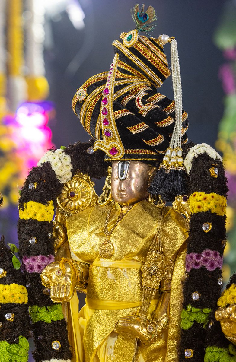 TTDevasthanams's tweet photo. తెల్ల ముత్యాలు, వట్టివేరు, కురువేరుతో అలంకరించిన శ్రీవారి తిరుమేనికి భక్తిశ్రద్ధలతో స్నపన తిరుమంజనం వైభవంగా నిర్వహించారు. ఈ దివ్య ఘట్టం భక్తులను పరవశింపజేసింది. ఓం నమో వేంకటేశాయ!

#TTD #Tirumala #SnapanaTirumanjanam #Brahmotsavam2026 https://t.co/lx0f4bKy6f