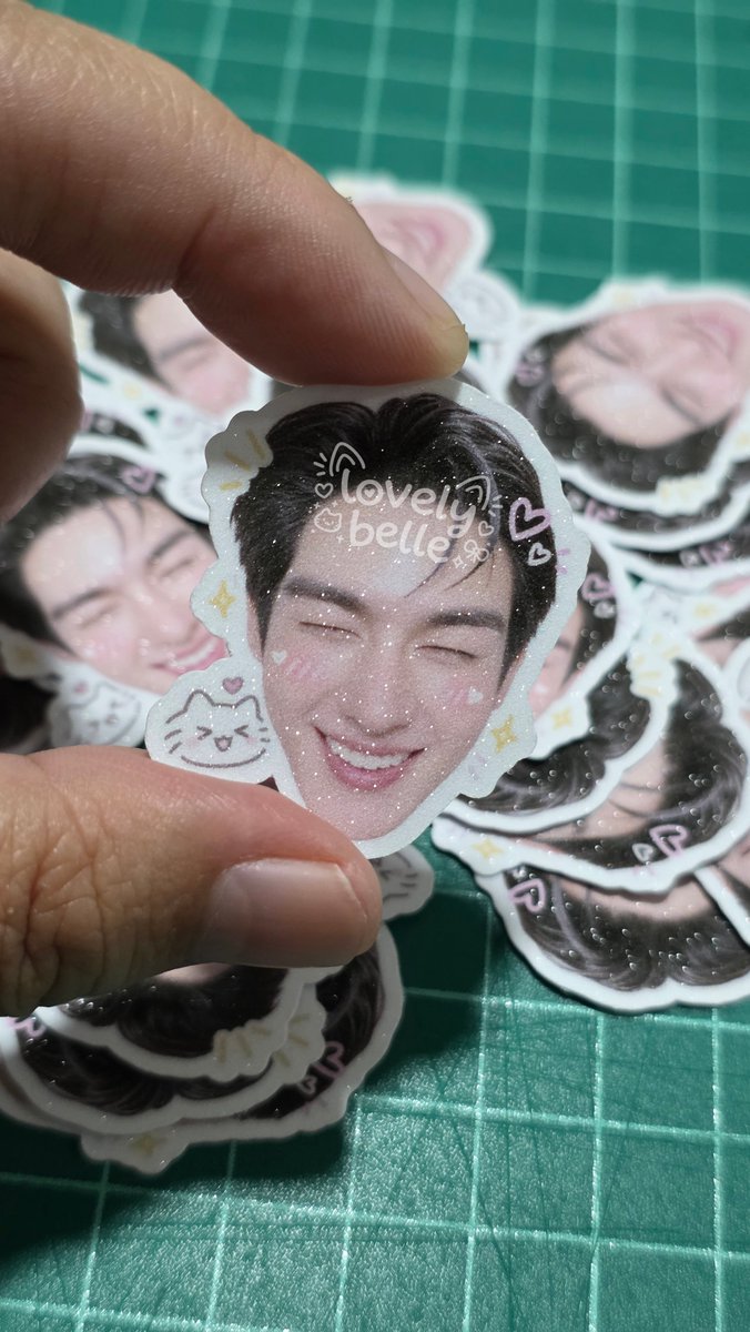 Bewzz1989's tweet photo. สวัสดีชาวด้อม #ตี๋เฮง ทุกท่าน เมื่อวัน Final EP. ชั้นทำสติ๊กเกอร์ไปแจกจ่ายทุกท่านแต่มันซีด!!!! ตัวอิชั้นจึงได้ทำการ อัพเกรดสติ๊กเกอร์ใหม่ แบบไฉไลกว่าเดิม 😆😆😆 เอาไว้เจอกันวันแฟนมีตน๊า!!!
ปล.มี Ver.2 ด้วยทำมาเสร็จแล้วเหมือนกัน แต่เดี๋ยวไว้มาลงใกล้ๆวันแฟนมีตอีกที รอติดตามน๊าาา

#TeeHeng 
#TeeBoonyakait #Hengmarkii