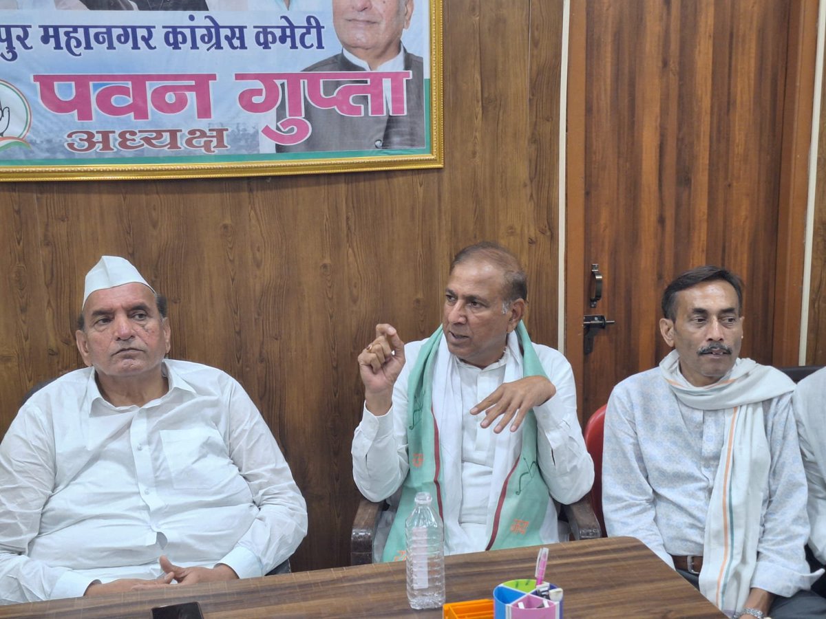 INCUttarPradesh's tweet photo. कानपुर में महानगर कांग्रेस कमेटी के नेताओं, पदाधिकारियों एवं कार्यकर्ताओं के साथ एक महत्वपूर्ण संगठनात्मक बैठक संपन्न हुई। 

इस अवसर पर राष्ट्रीय सचिव एवं बुन्देलखण्ड जोन प्रभारी श्री जगदीश चंद्र जांगिड़ (@JagdishJangidIN) जी की गरिमामयी उपस्थिति में तथा महानगर अध्यक्ष पवन गुप्ता जी एवं अन्य वरिष्ठ नेताओं के साथ संगठन की मजबूती, जन-मुद्दों और आगामी राजनीतिक दिशा-निर्देशों पर विस्तार से चर्चा की गई। 

बैठक में पार्टी कार्यकर्ताओं का अपार उत्साह और जनसेवा के प्रति उनकी प्रतिबद्धता साफ़ देखने को मिली, जो आने वाले समय में क्षेत्र के भीतर कांग्रेस पार्टी के जनाधार को एक नई ऊर्जा और मजबूती प्रदान करेगी।