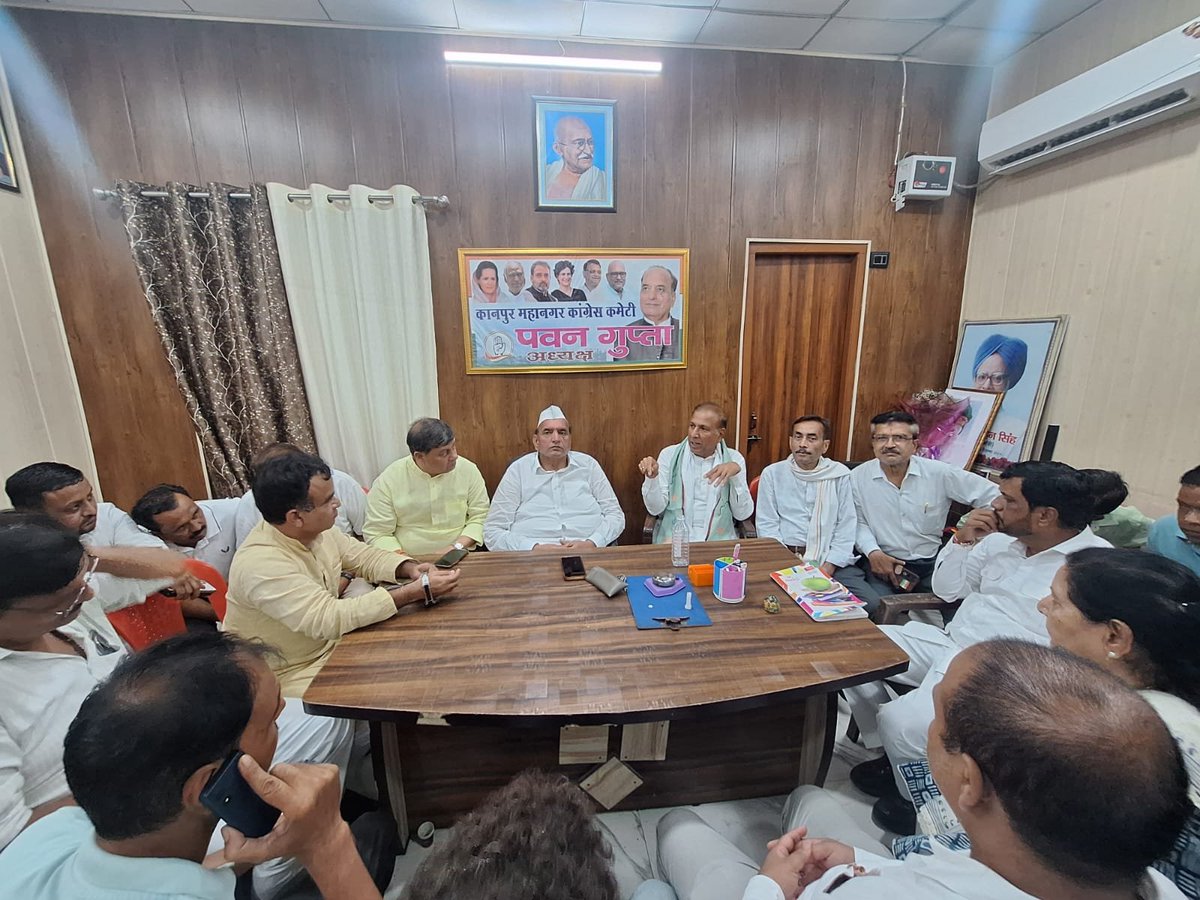 INCUttarPradesh's tweet photo. कानपुर में महानगर कांग्रेस कमेटी के नेताओं, पदाधिकारियों एवं कार्यकर्ताओं के साथ एक महत्वपूर्ण संगठनात्मक बैठक संपन्न हुई। 

इस अवसर पर राष्ट्रीय सचिव एवं बुन्देलखण्ड जोन प्रभारी श्री जगदीश चंद्र जांगिड़ (@JagdishJangidIN) जी की गरिमामयी उपस्थिति में तथा महानगर अध्यक्ष पवन गुप्ता जी एवं अन्य वरिष्ठ नेताओं के साथ संगठन की मजबूती, जन-मुद्दों और आगामी राजनीतिक दिशा-निर्देशों पर विस्तार से चर्चा की गई। 

बैठक में पार्टी कार्यकर्ताओं का अपार उत्साह और जनसेवा के प्रति उनकी प्रतिबद्धता साफ़ देखने को मिली, जो आने वाले समय में क्षेत्र के भीतर कांग्रेस पार्टी के जनाधार को एक नई ऊर्जा और मजबूती प्रदान करेगी।