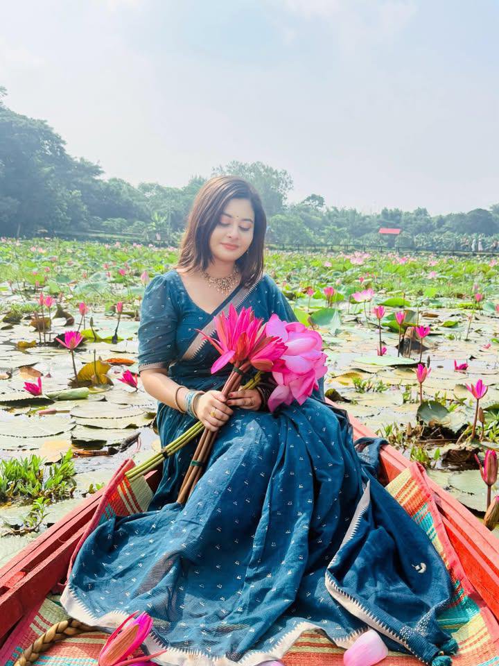 Samiaaja's tweet photo. “ভালোবাসা হল জীবনের ফুল, 
আর প্রেম হল সেই ফুলের মধু।” https://t.co/mghJvLuShq