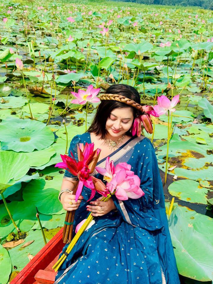 Samiaaja's tweet photo. “ভালোবাসা হল জীবনের ফুল, 
আর প্রেম হল সেই ফুলের মধু।” https://t.co/mghJvLuShq