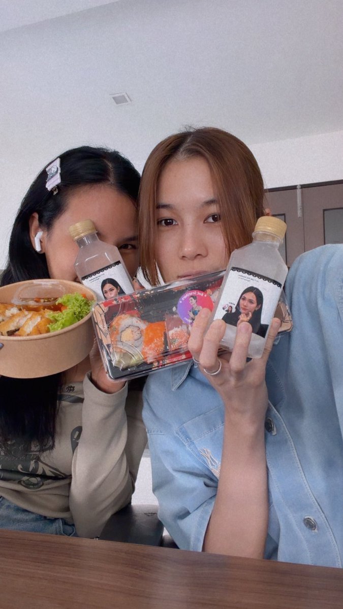 AndaAnunta's tweet photo. มาแน้ววว 
วันนี้ปิดกองแบบอิ่มแปล้ ขอบคุณมากๆนะค้าบบบ
มีแอบกินฟู้ดซัพผู้หมวดกับแม่ครูด้วยตอนอยู่อีกโล อุอิ 🩵

KHOM KHLANG LAST Q
#ข่มขลังปิดกล้อง
#andaanunta https://t.co/CJAU3nJE9u