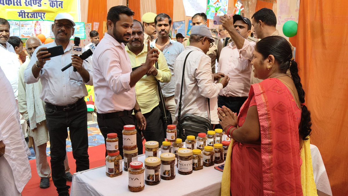 AcharWale's tweet photo. 🇮🇳✨ सेवा संकल्प अभियान में एक और कदम… 🚩

🤝 विकास भवन में आयोजित कार्यक्रम में सेवा, सुशासन एवं जनकल्याण के संकल्प को आगे बढ़ाया। 🙏🌸

🇮🇳 सेवा ही संकल्प, जनकल्याण ही प्राथमिकता। 🫡✨
सादर,
 शिल्पा श्रीवास्तव 
#सेवा_संकल्प_अभियान #सेवा_और_समर्पण #जनसेवा #जनकल्याण #मिर्जापुर https://t.co/aepliwHZdu