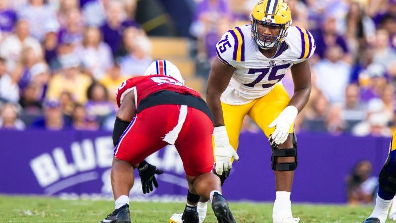1045espn's tweet photo. 👀 Changes coming to LSU’s offensive line?

“We’re going to look at some different things this week up front.”

Lane Kiffin is leaving the door OPEN. 🐯

🔗 Link to the article in the comments ⬇️ https://t.co/OkuHOlYURy