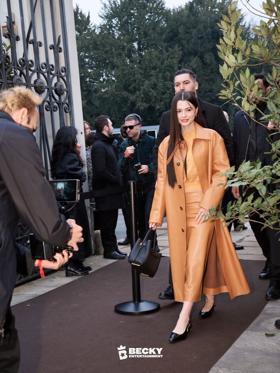 ThaiRoseyBecky's tweet photo. Currently the youngest global  Tod's brand ambassador 🔥 
South East Asia Tods brand ambassador 🔥 
Thai's first Tod's brand ambassador🔥 

She will live to tell her great grandkids these tales 
Layer by layer she is building a superb portfolio

#BeckyArmstrong‌ 
#beckysangels‌ https://t.co/O3LFsABY4h