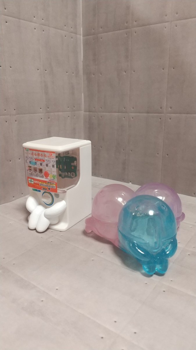 asano134's tweet photo. ｢光るまちぼうけ ガシャポンの場合｣
ガシャポンステーションCとカプセル小がいた◓
光っていれば寂しくないよ
遠い未来のみちしるべ

#ガチャガチャ大好きの会 https://t.co/KdGRIH0AZW
