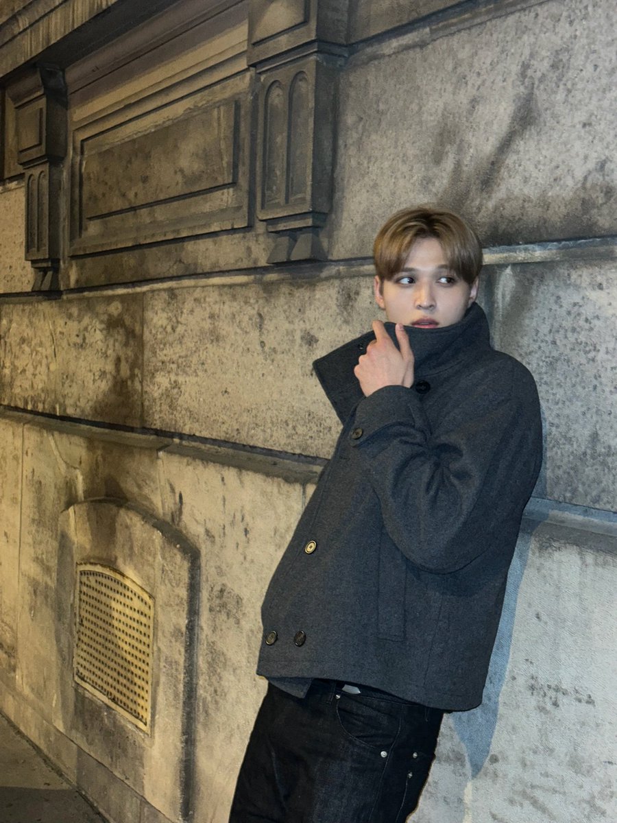 _AMPERSANDONE_'s tweet photo. Keeping warm in Paris 😸😸

#앰퍼샌드원 #AMPERSANDONE
#마카야 #MACKIAH https://t.co/qXsu4GksJf