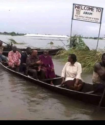 Kenneth11Okoye's tweet photo. @ChifeDr This was 2012 floods o, his not seeking for a vote for re-elected! He only has about 2 years to left office as a governor and yet he didn’t stay in his office in awka he went inside water by himself, Assuming this happens today and obi went inside water some fools will mock him https://t.co/M0b7tHTFSO