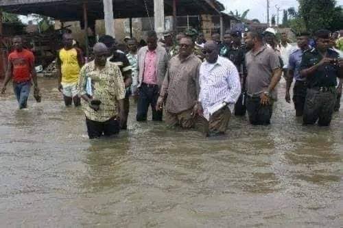 Kenneth11Okoye's tweet photo. @ChifeDr This was 2012 floods o, his not seeking for a vote for re-elected! He only has about 2 years to left office as a governor and yet he didn’t stay in his office in awka he went inside water by himself, Assuming this happens today and obi went inside water some fools will mock him https://t.co/M0b7tHTFSO
