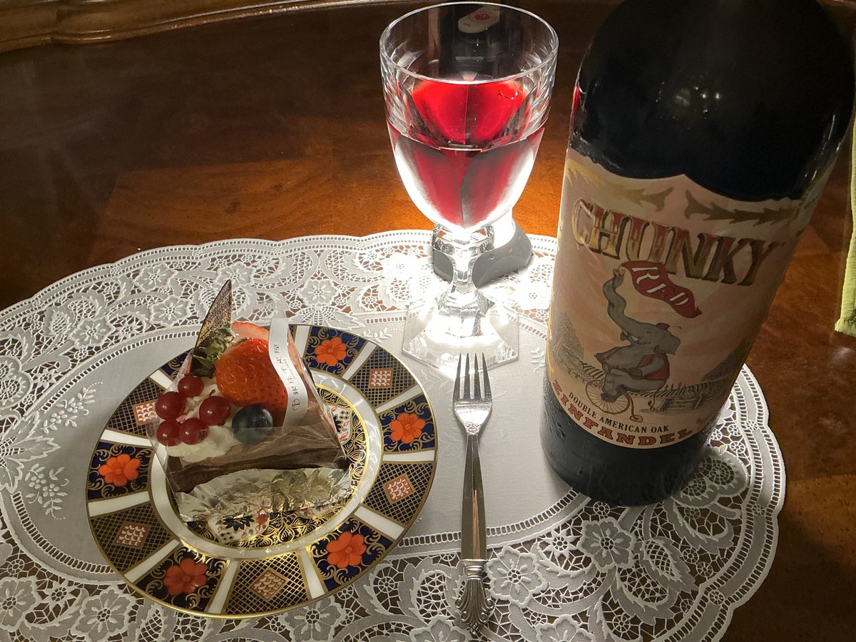 art_taichi's tweet photo. The storm have passed
I can hear the crickets chirping in the quiet night
I’m enjoying a relaxing time with wine and dessert now
Zinfandel wine goes perfectly with rich chocolate cake
#chocolate #RedWine https://t.co/0HIiRkW1oU