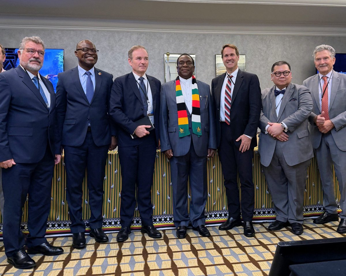 HazelNcube2r's tweet photo. Representing #USA🇺🇲 strategic minerals company @IvanhoeAtlantic new non-executive director Amb. @tdf_dc &amp; I participated in the #Zimbabwe🇿🇼 Business Forum at margins of #UNGA🇺🇳 and honored to discuss our interest in opportunities with H.E. President @edmnangagwa &amp; his delegation https://t.co/2bVlY6NuEd