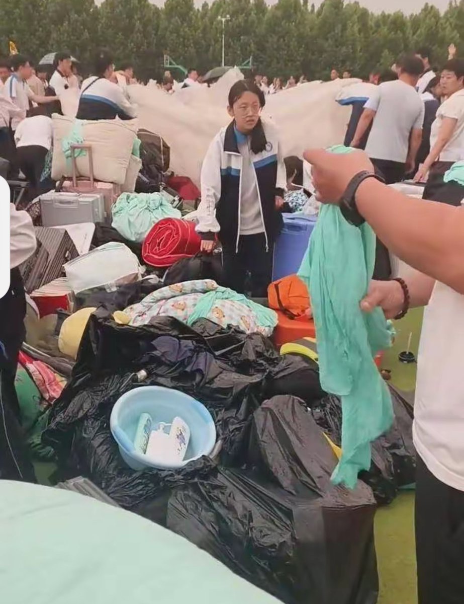 Gg876620286587's tweet photo. A stranger helped me pick up all my fallen books when my bag broke in the rain today. Small act, huge warmth that lasted the whole day. https://t.co/sqwVCUfQpS