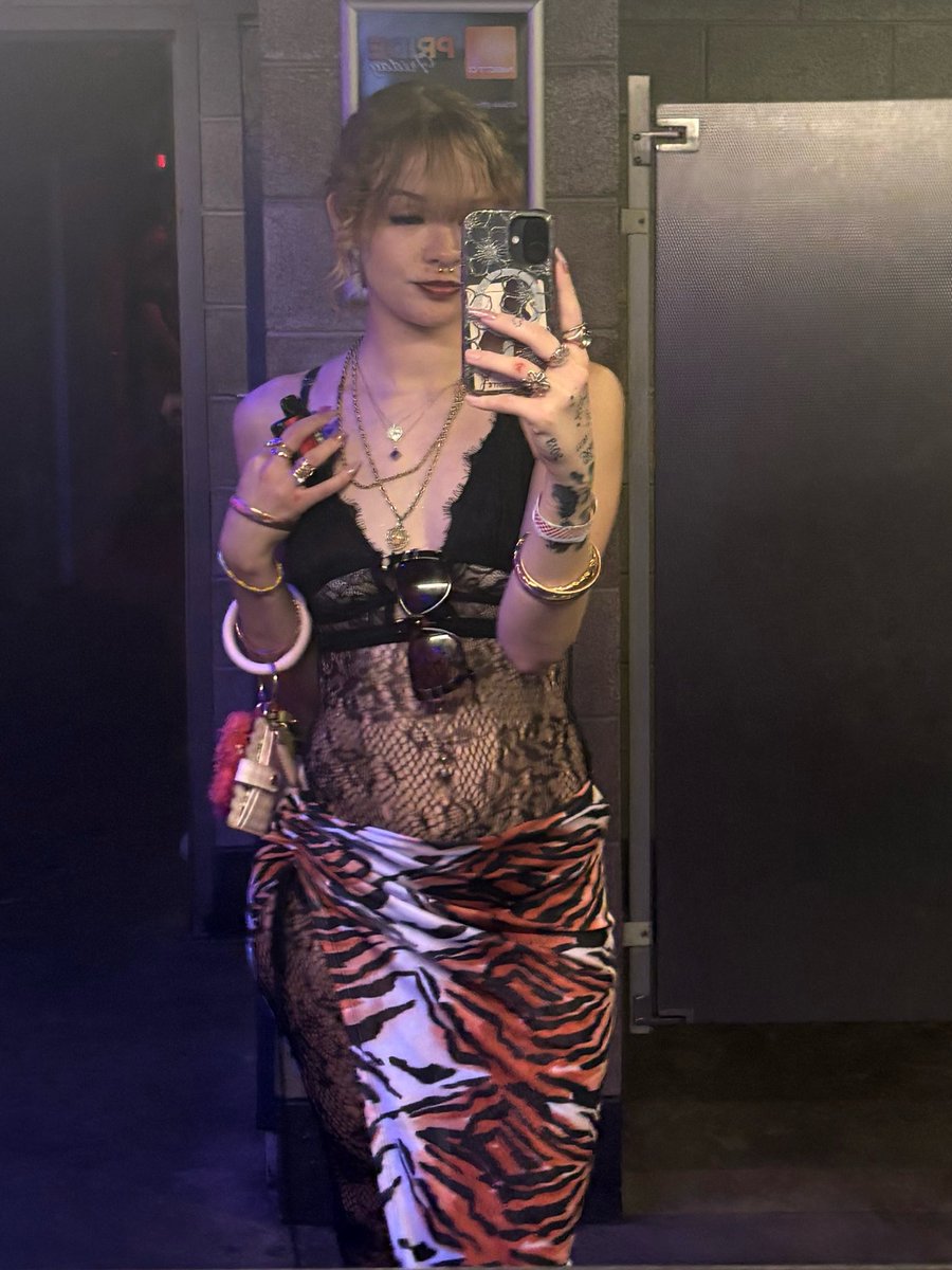 Hopeboo26's tweet photo. Good morning ☀️ 💸… bless my morning piggies.. $brianalyttle is my Cash App tag ;) #findom #pigpay #findomgod https://t.co/dpdoodPRrU