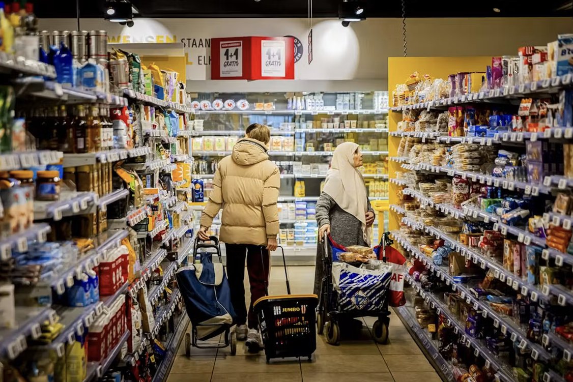 ValavdBoomen's tweet photo. We moeten bang zijn voor oorlog, bang zijn voor ziektes, bang zijn voor klimaatverandering, bang zijn voor 'extreem-rechts', bang zijn voor hongersnood. Angst, angst, angst. En ondertussen rolt de overheid ons zelf richting WOIII, maakt ons ziek met slecht eten en overmedicalisering, veramt ons door bakken met geld uit te geven om op een 0,000036 graden minder warme planeet te leven, verscheurt de samenleving door iedereen tegen elkaar op te zetten en draait ook nog even de agrarische sector de nek om. En de bange mensen schreeuwen om bommen en granaten, vaccinaties, warmtepompen en noodpakketten. De selffulfilling prophecy als verdienmodel van de Staat. Simpel en altijd effectief. Want hoe meer bange mensen, hoe meer macht. 

https://t.co/GzoNfg6uVI