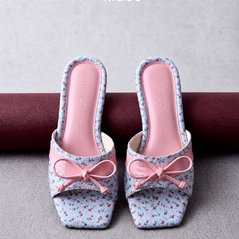 bymels04's tweet photo. these shoes are so barbie coded i can’t 😭🎀🌸
my inner girly girl needs these so bad... https://t.co/lZmmy4LZBL