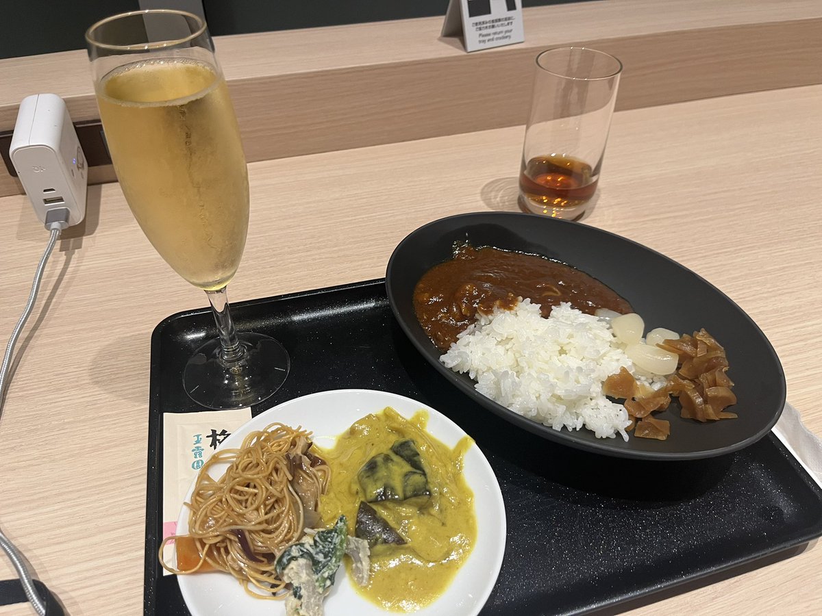 hiro_ri29's tweet photo. 16：30に昼ごはん食べて、20:00からJALのラウンジでひたすら飯食い続けてる。
このままだと飛行機が出る0：十五くらいまでずっと食べ続ける可能性ある https://t.co/hm2OOvbe8s