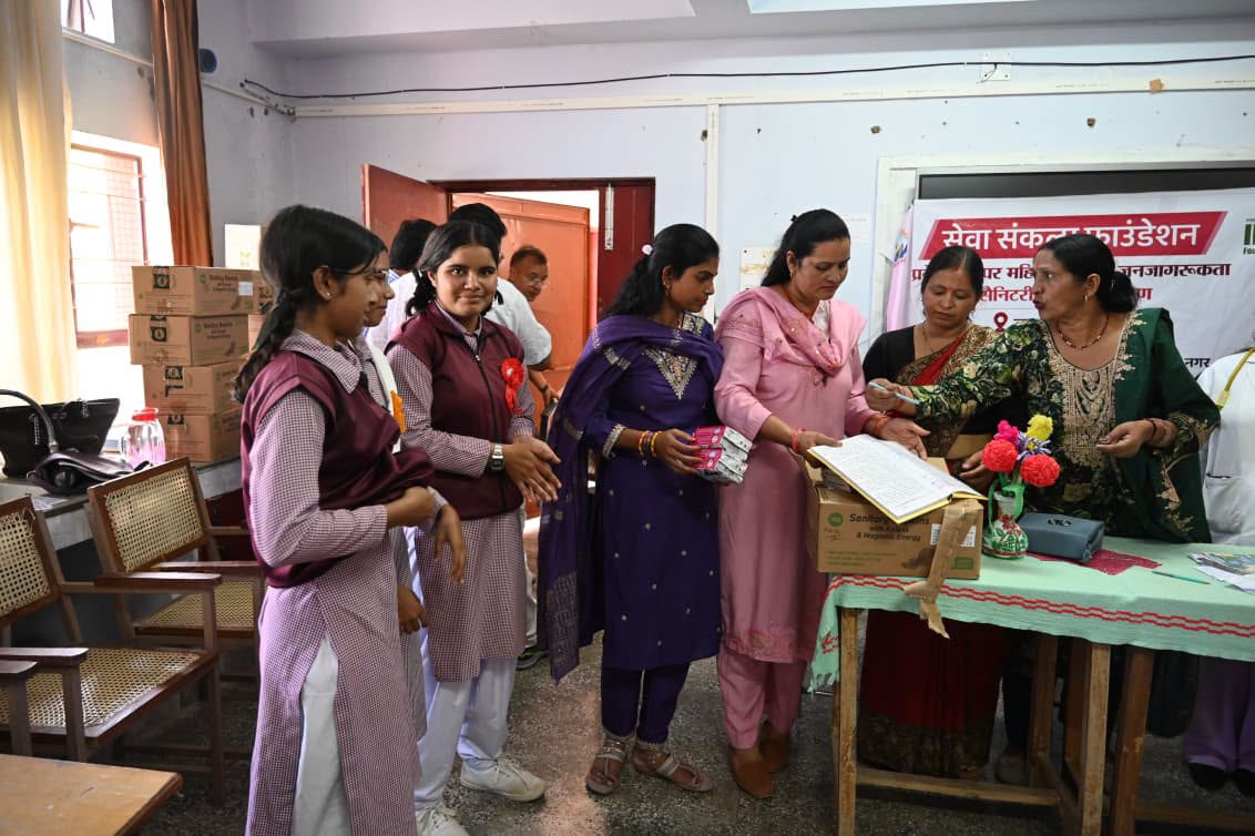 geeta_pushkar's tweet photo. इस दौरान बालिकाओं को मासिक धर्म स्वच्छता एवं स्वास्थ्य के प्रति जागरूक करते हुए आवश्यक जानकारी भी प्रदान की गई। मासिक धर्म से जुड़े संकोच और भ्रांतियों को दूर कर बालिकाओं को अपने स्वास्थ्य के प्रति सजग एवं आत्मविश्वासी बनाना इस अभियान का प्रमुख उद्देश्य है। https://t.co/XBTdCdXuji