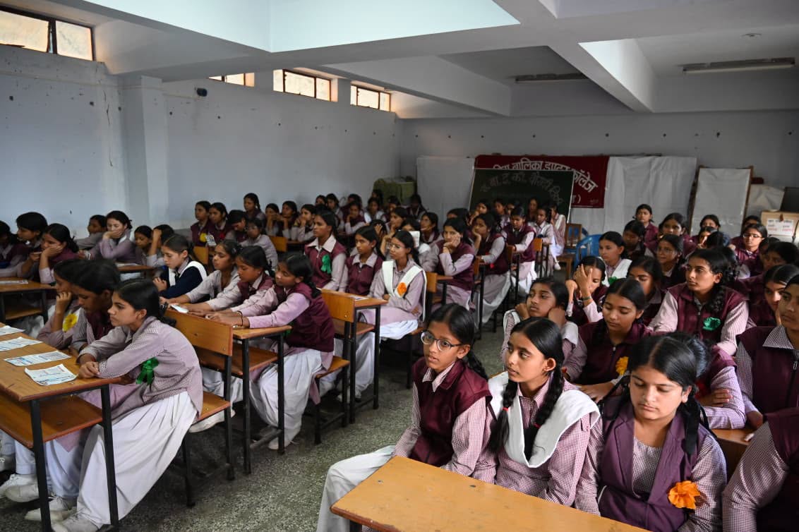 geeta_pushkar's tweet photo. इस दौरान बालिकाओं को मासिक धर्म स्वच्छता एवं स्वास्थ्य के प्रति जागरूक करते हुए आवश्यक जानकारी भी प्रदान की गई। मासिक धर्म से जुड़े संकोच और भ्रांतियों को दूर कर बालिकाओं को अपने स्वास्थ्य के प्रति सजग एवं आत्मविश्वासी बनाना इस अभियान का प्रमुख उद्देश्य है। https://t.co/XBTdCdXuji