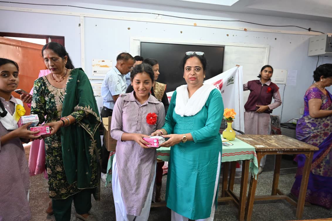 geeta_pushkar's tweet photo. हमारा प्रयास है कि प्रदेश के सभी जनपदों में बालिकाओं तक स्वच्छता संबंधी आवश्यक सुविधाएं और सही स्वास्थ्य जानकारी पहुंचाई जाए, ताकि वे स्वस्थ, सुरक्षित और आत्मविश्वास के साथ आगे बढ़ सकें। https://t.co/XYHFaDpUKA