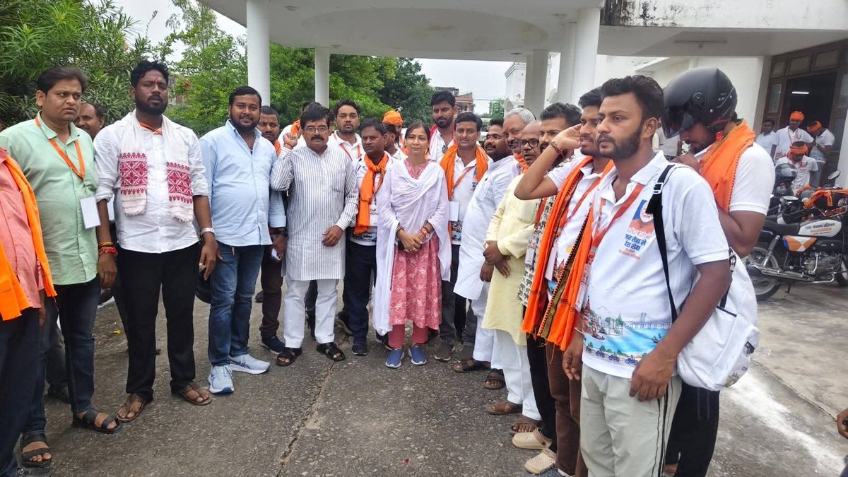 _pathak2's tweet photo. देश के यशस्वी प्रधानमंत्री श्री Narendra Modi जी के सेवा एवं जनकल्याण के 25 वर्षों की अविराम यात्रा को समर्पित ‘सेवा संकल्प अभियान के अंतर्गत जिला कौशाम्बी में भाजपा जिलाध्यक्ष व पार्टी पदाधिकारियों ने वाराणसी से वडनगर जल जन और सेवा संकल्प यात्रा के सेवा यात्रियों का स्वागत किया https://t.co/J69EeDoqBT