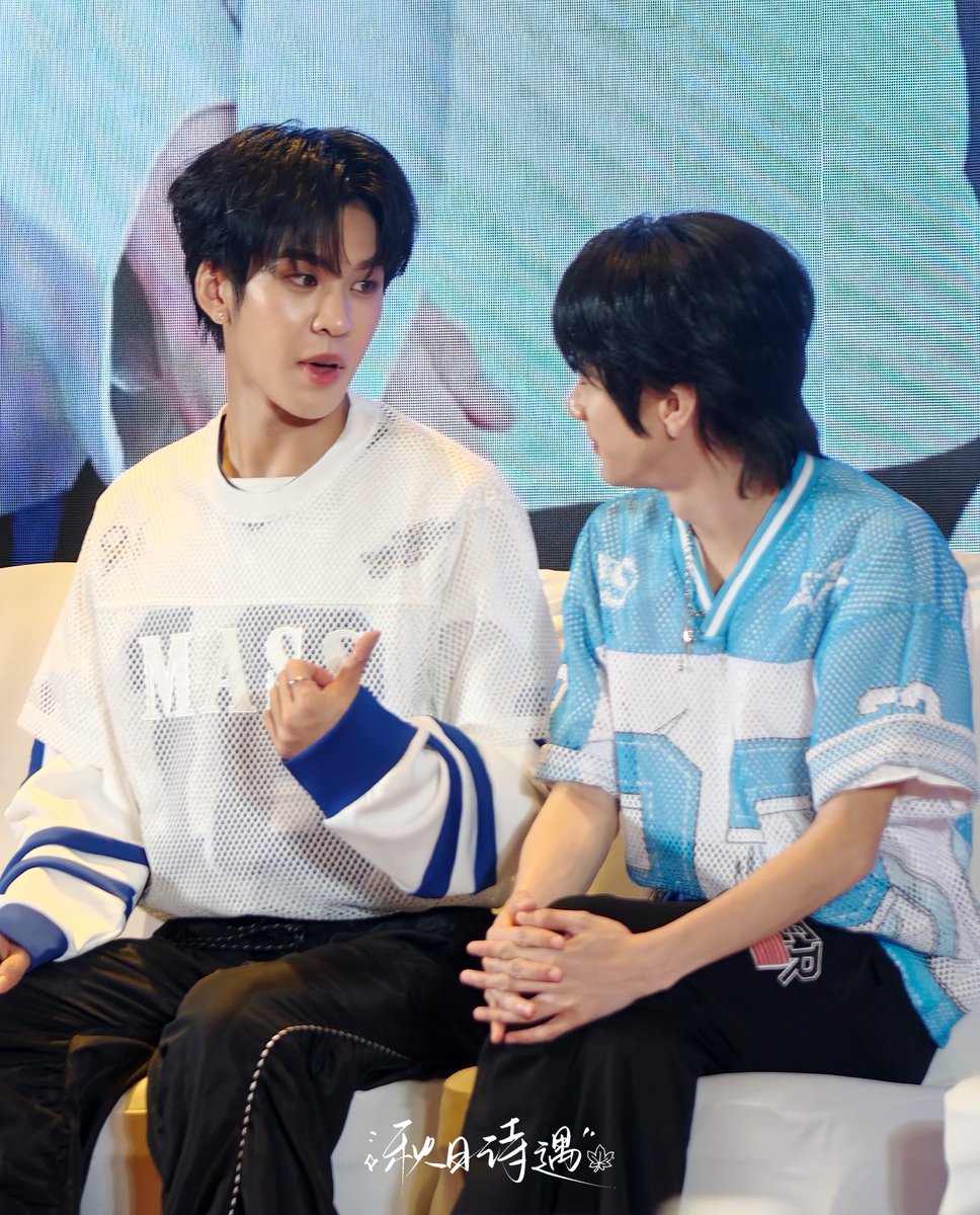 xiaoshilovesave's tweet photo. หล่อมาก!🦋🐱

OCEAN WHISPERS TO AAS
#AuauSaveOceanWhispersFanSign
#auautnp #savewrg  #auausave https://t.co/Re3RrkZEGT