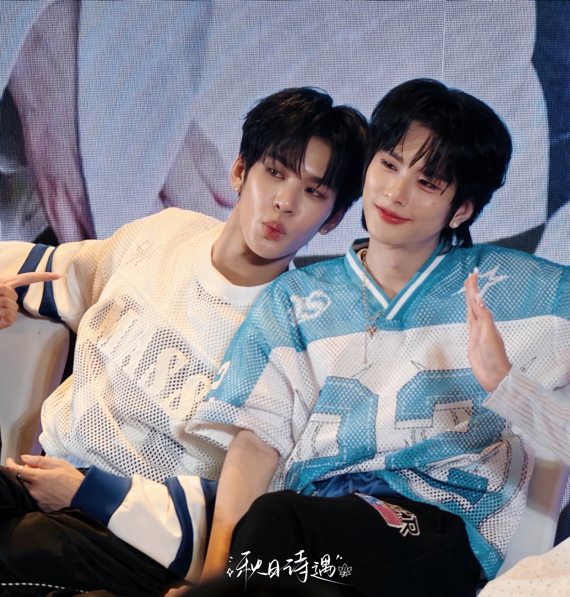 xiaoshilovesave's tweet photo. หล่อมาก!🦋🐱

OCEAN WHISPERS TO AAS
#AuauSaveOceanWhispersFanSign
#auautnp #savewrg  #auausave https://t.co/Re3RrkZEGT