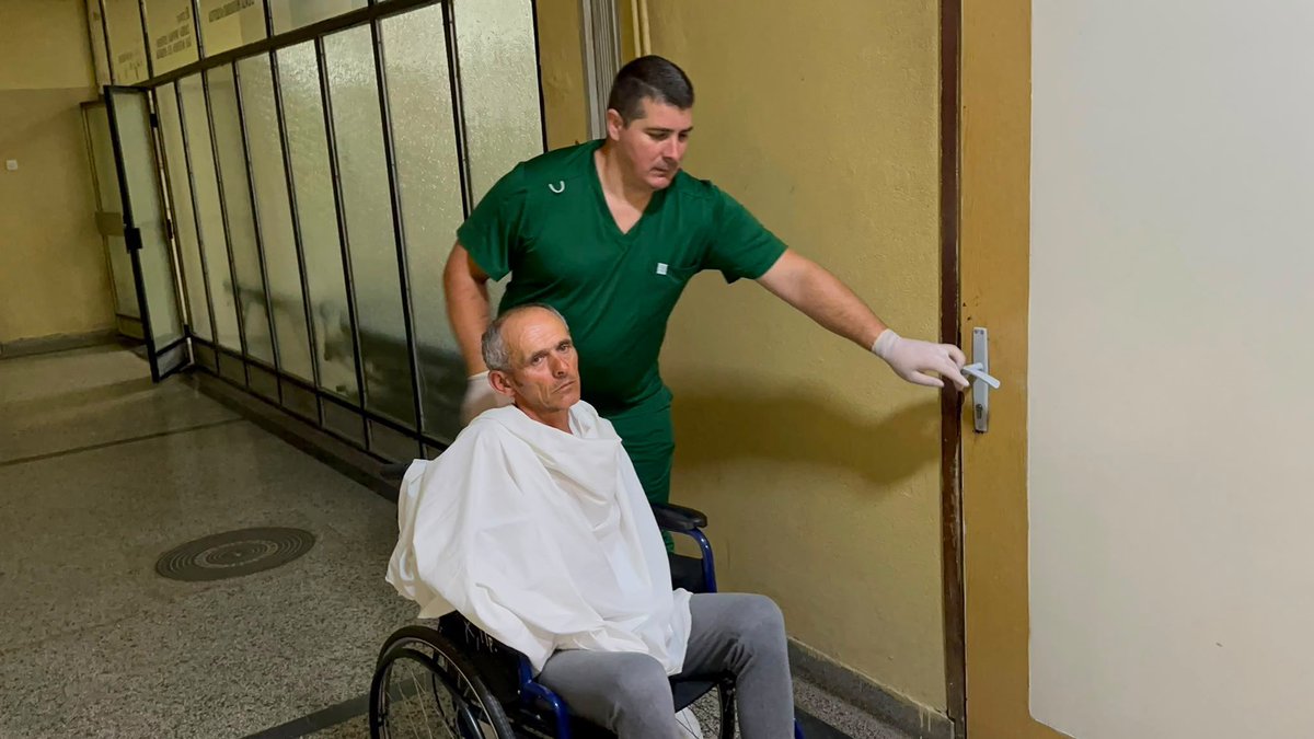 PetkovicPetar's tweet photo. Kurti’s police officers who brutally beat Nenad Rašković from the village of Dren, tied him to a tree and abused him, breaking two of his ribs and leaving numerous hematomas, were returned to duty after just one month, apparently so that they could continue the torture of the Serbian people in northern Kosovo and Metohija.
At first, they tried to conceal Rašković’s abuse, but when photographs and irrefutable evidence of their mistreatment of Nenad became public, the perpetrators were suspended. However, they did not fool anyone, and that has now been demonstrated.

Their alleged suspension served only to deceive the public and provide Kurti and Sveçla with a facade before the international community of some supposed “rule of law and legal order” in Kosovo and Metohija, whereas in reality, the only policy of Albin Kurti is impunity for the terror inflicted on Serbs. For that reason, these Kurti’s police officers-torturers have apparently been rewarded today!

Following the same scenario, no one was held accountable for the shooting of brothers Stefan and Miloš Stojanović from Gotovuša, for shooting Milan Jovanović in the back while he was transporting pots, or for the shooting of Dragiša Galjak…

Will members of the international community once again issue statements saying that they are “following the case,” while Kurti’s violent police officers walk around freely instead of being held accountable and facing sanctions for their wrongdoing?