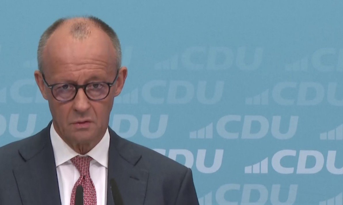 oida_grantler's tweet photo. Liebe Mitglieder und übrig gebliebene Wähler und Fans von CDU und CSU, ernsthafte Frage: Warum droht Merz direkt nach der Sachsen-Anhalt-Wahl Sigmund und der AfD mit einem der schärfsten Schwerter des Rechtsstaats, dem BUNDESZWANG- noch dazu mit irgendwelchen unkonkreten Vorwürfen, dass die AFD etwas von den von Merz selbst im Wahlkampf propagierten Abschiebemassnahmen durchsetzt?
Und jetzt in BERLIN im Angesicht von Antisemiten, Enteignern, Kalifats- und Clanfreunden, SED-Erben schweigt Merz dröhnend - wie könnt ihr das immer noch mit eurem Gewissen vereinbaren und schweigend mittragen?