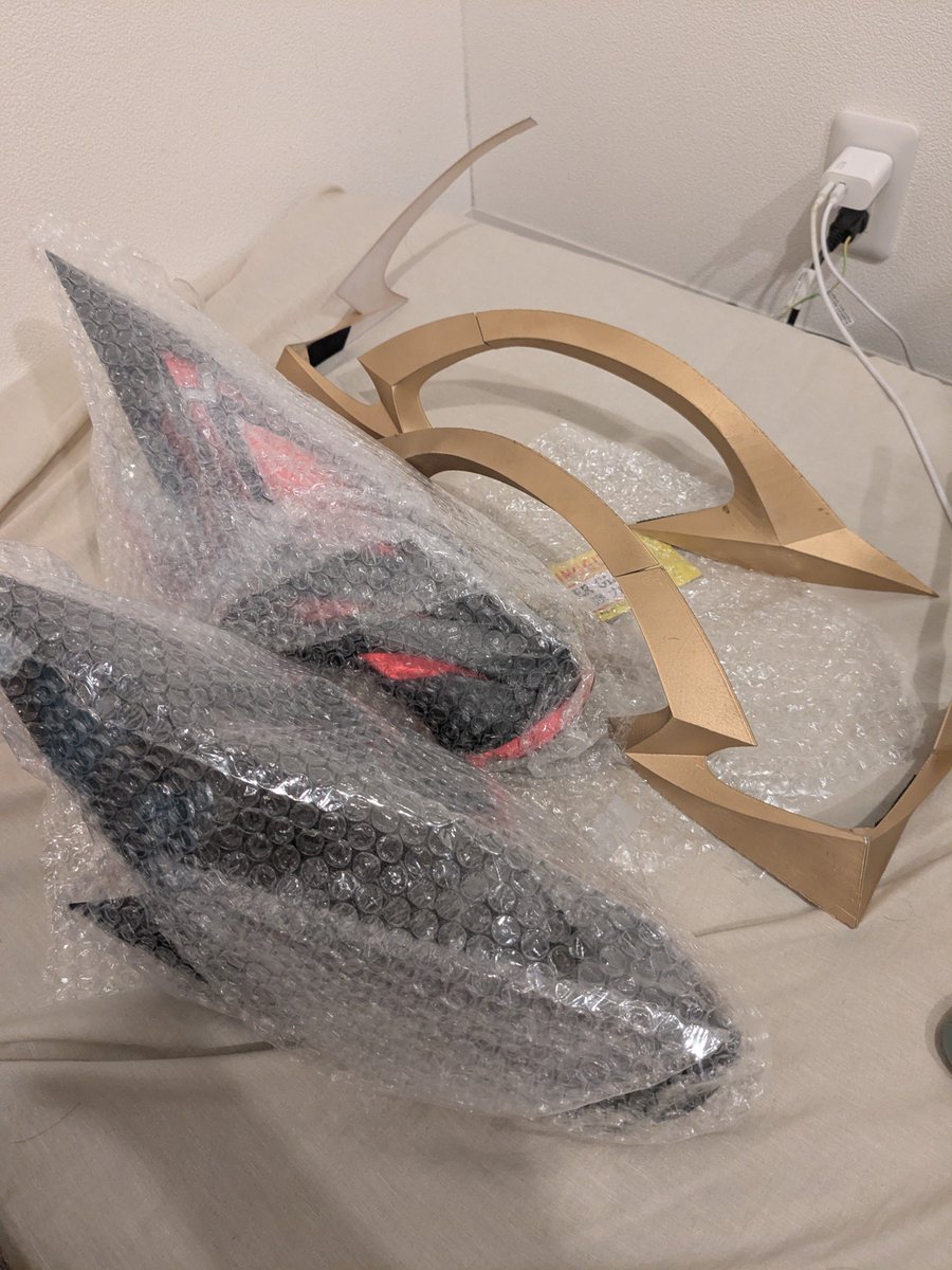 Silvernauni's tweet photo. この装飾持っていけるのか…？ https://t.co/e3QQFMLogt