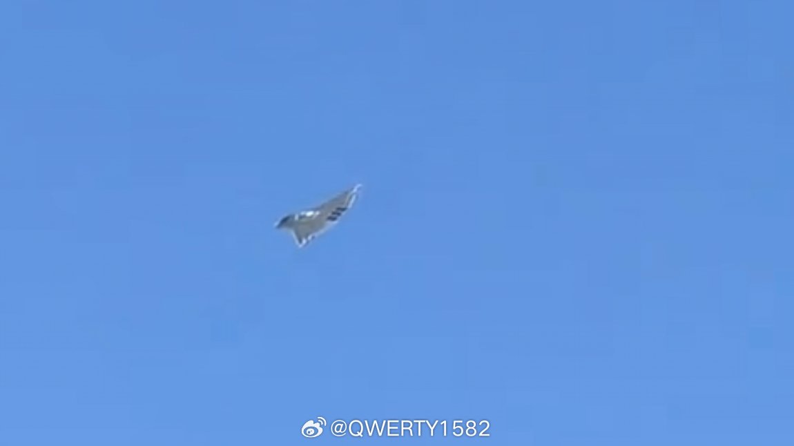 MarioNawfal's tweet photo. 🇨🇳 While Xi is in Washington, China is already flying the jet meant for the next air war.

The J-36 is tailless, has 3 engines, and 2 seats side by side, built more for range and payload than dogfighting.

The footage shows a lighter nose that may mean a real radar is in, and patches on the back that look like antennas for talking to drones.

Analysts treat it as a flying command post that can push deep and run unmanned aircraft, not just another fighter.

The U.S. next fighter is still years from a first flight.

This one is already on the runway in Chengdu.

The dinner is the relationship they want on camera, but the test hops are the one they are building in metal.

Writer: Lucas
https://t.co/T3OoSXWTtu