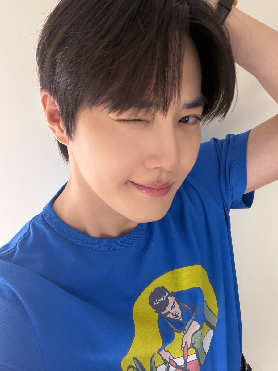 exoh_sarang's tweet photo. Damn, SUHO shining in blue 🤤👅💦
#TheSmallTalkClub https://t.co/AilwSZVTDe