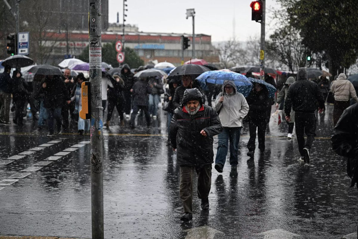 sputnik_TR's tweet photo. 🚨İstanbul Valiliği tarih vererek uyardı: Çok kuvvetli sağanak yağış geliyor

☔️İstanbul'da yarın ve çarşamba günü kent genelinde kuvvetli sağanak yağış etkili olacak

⛈️Hava sıcaklıklarının mevsim normallerinin 5 ila 7 derece altına düşmesi beklenirken, İstanbul Valiliği de sel ve su baskını yaşanabileceğini belirterek uyardı