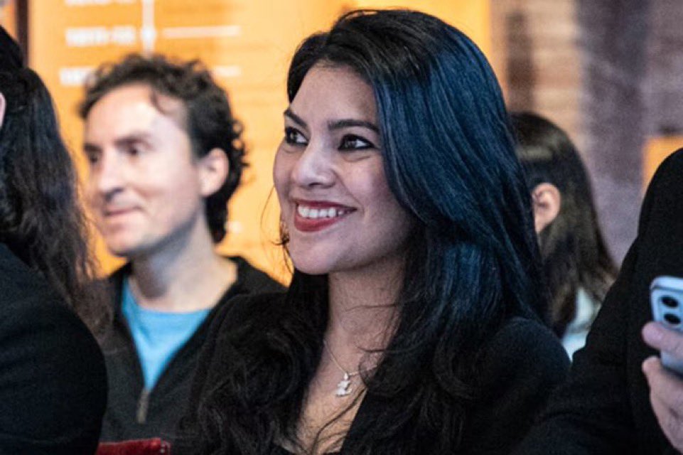 fabdoman's tweet photo. RENUNCIÓ MARÍA BELÉN AGUDIEZ, LA FUNCIONARIA DE CONFIANZA DE KARINA MILEI QUE TENÍA A SU CARGO LA QUINTA DE OLIVOS

El Gobierno nacional oficializó este lunes la aceptación de la renuncia de María Belén Agudiez a la Subsecretaría de Planificación General de la Secretaría General de la Presidencia. La medida quedó formalizada a través del Decreto 1055/2026, publicado este lunes en el Boletín Oficial.

La norma, firmada por el presidente Javier Milei y el jefe de Gabinete, Diego Santilli, dispone que la dimisión rige desde el 20 de septiembre. El texto no informa los motivos de la salida y agradece a Agudiez por los servicios prestados durante su gestión.