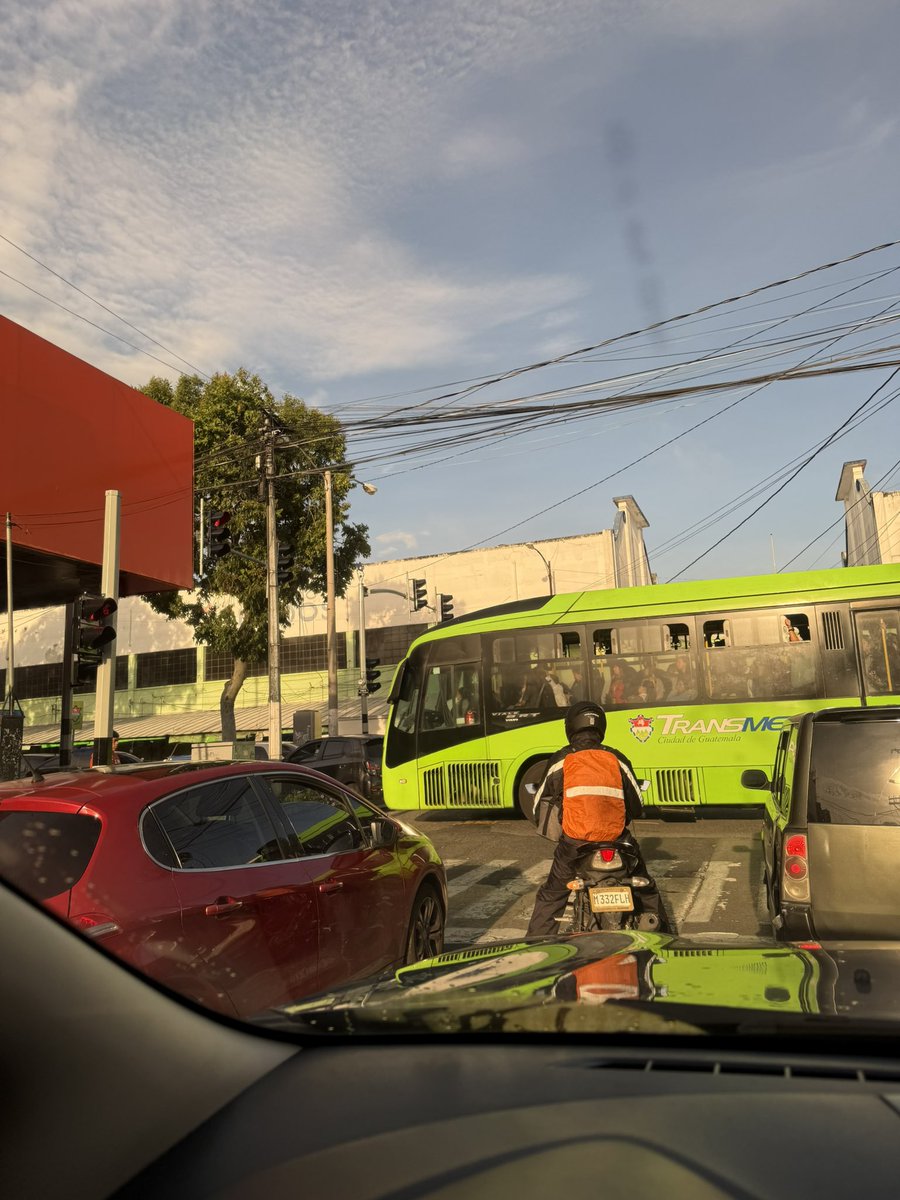 RichardGorsa's tweet photo. Aquí también podrán multar por bloqueo de intersección?? https://t.co/sexzrN9lk1