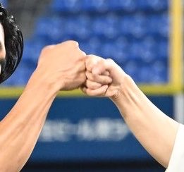 trashstar_'s tweet photo. the… size difference… of their hands (again) 😭🤲 https://t.co/QlFd3slnnS