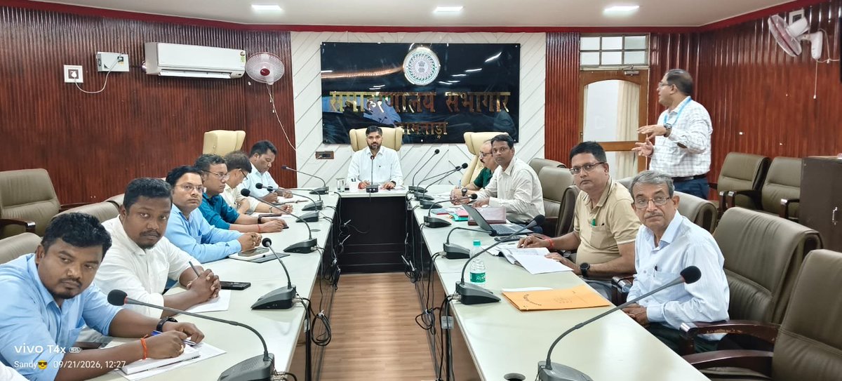 dcjamtara's tweet photo. समाहरणालय सभागार में आज डिस्ट्रिक्ट लेवल कमिटी स्ट्रक्चर की बैठक में 09 नए स्वास्थ्य उपकेंद्रों के निर्माण के लिए जमीन की उपलब्धता के अलावा संचालित योजनाओं की प्रगत�� सहित अन्य जरूरी बिंदुओं पर संबंधित अधिकारियों को आवश्यक एवं उचित दिशा निर्देश दिया।
@prdjharkhand 
@JharkhandCMO 
@AlokDubeyIAS