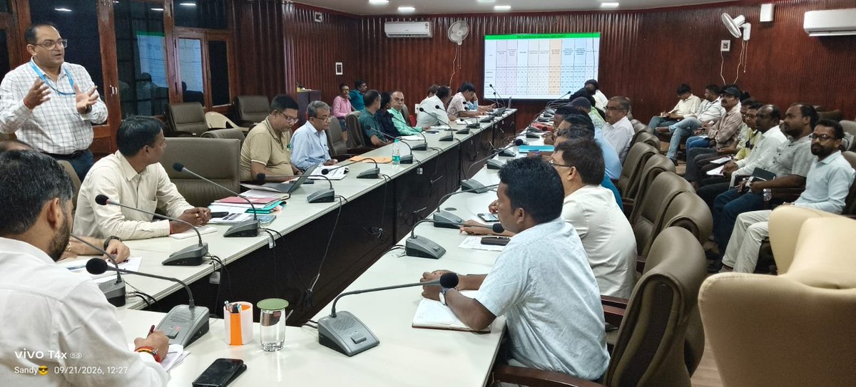 dcjamtara's tweet photo. समाहरणालय सभागार में आज डिस्ट्रिक्ट लेवल कमिटी स्ट्रक्चर की बैठक में 09 नए स्वास्थ्य उपकेंद्रों के निर्माण के लिए जमीन की उपलब्धता के अलावा संचालित योजनाओं की प्रगत�� सहित अन्य जरूरी बिंदुओं पर संबंधित अधिकारियों को आवश्यक एवं उचित दिशा निर्देश दिया।
@prdjharkhand 
@JharkhandCMO 
@AlokDubeyIAS
