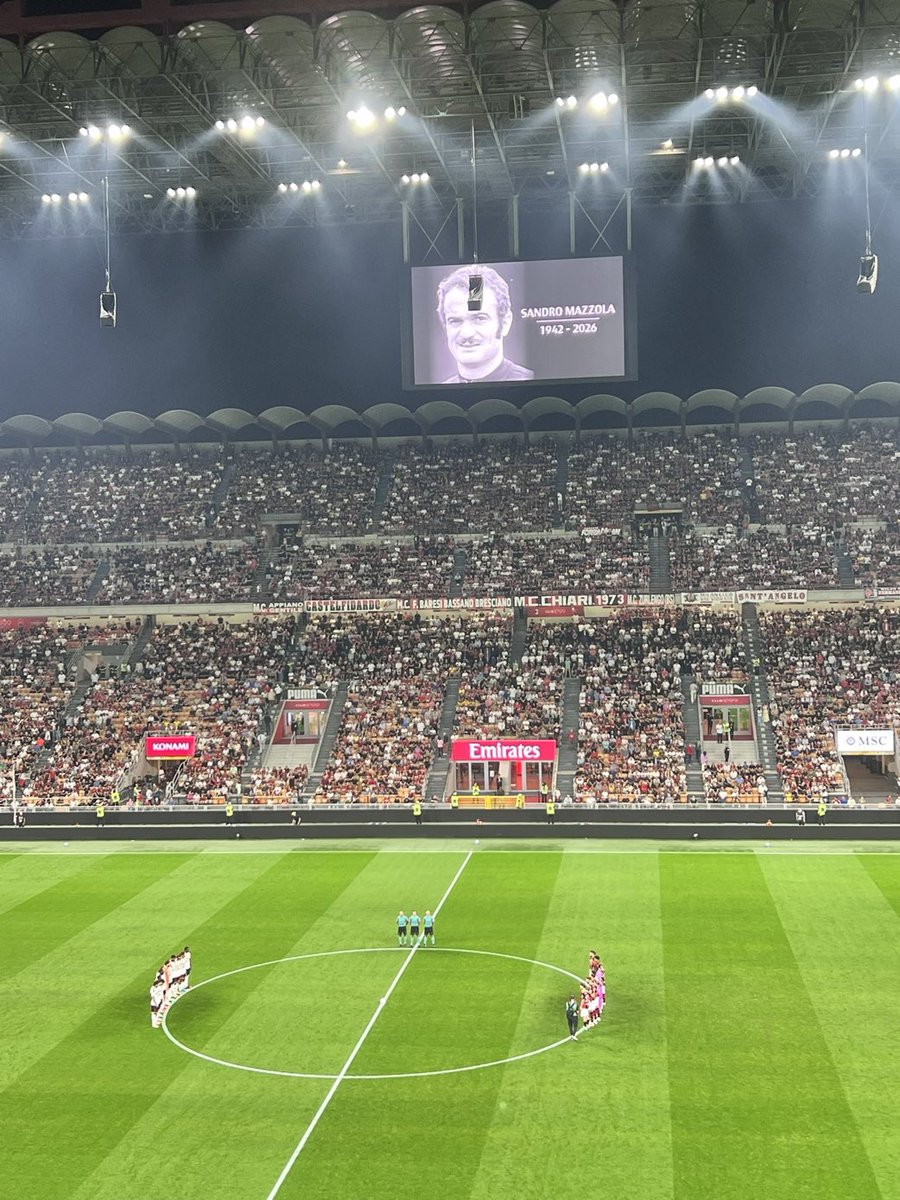 TotallyACMILAN's tweet photo. Pesan indah dari penyiar stadion AC Milan, Germano Lanzoni, diikuti oleh keheningan total saat momen mengheningkan cipta—sebagaimana mestinya—dan kemudian tepuk tangan dari seluruh stadion, termasuk area Curva, untuk Sandro Mazzola.

Beginilah cara para penggemar AC Milan mengenang Sandro Mazzola pada peringatan 100 tahun San Siro.

Hormat. 👏👏

[@franvanni]