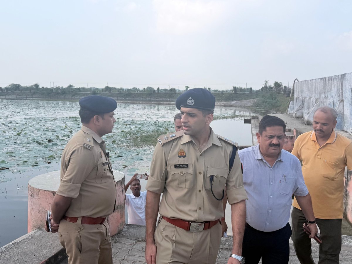 SamacharNewsIND's tweet photo. SNI BIG BREAKING | हमीरपुर

कंस मेले में पहुंचे SP, सुरक्षा और यातायात व्यवस्था का लिया जायजा

➡️ मौदहा में आयोजित कंस मेले का SP ने किया निरीक्षण

➡️ मीरा तालाब, अलाव मैदान और देवी चौराहा समेत प्रमुख स्थलों का लिया जायजा

➡️ मेला कमेटी के सदस्यों से वार्ता कर व्यवस्थाओं की जानकारी ली

➡️ पैदल गश्त कर आमजन से किया संवाद

➡️ शांति एवं कानून-व्यवस्था बनाए रखने के निर्देश

➡️ यातायात और पार्किंग व्यवस्था दुरुस्त रखने के आदेश

➡️ निरीक्षण के दौरान ASP, SDM मौदहा और प्रभारी निरीक्षक समेत अधिकारी मौजूद रहे

@Uppolice @UPGovt @CMOfficeUP @hamirpurpolice

#Hamirpur #Maudaha #KansMela #HamirpurNews #UPPolice #UPNews #BreakingNews #SNI_News