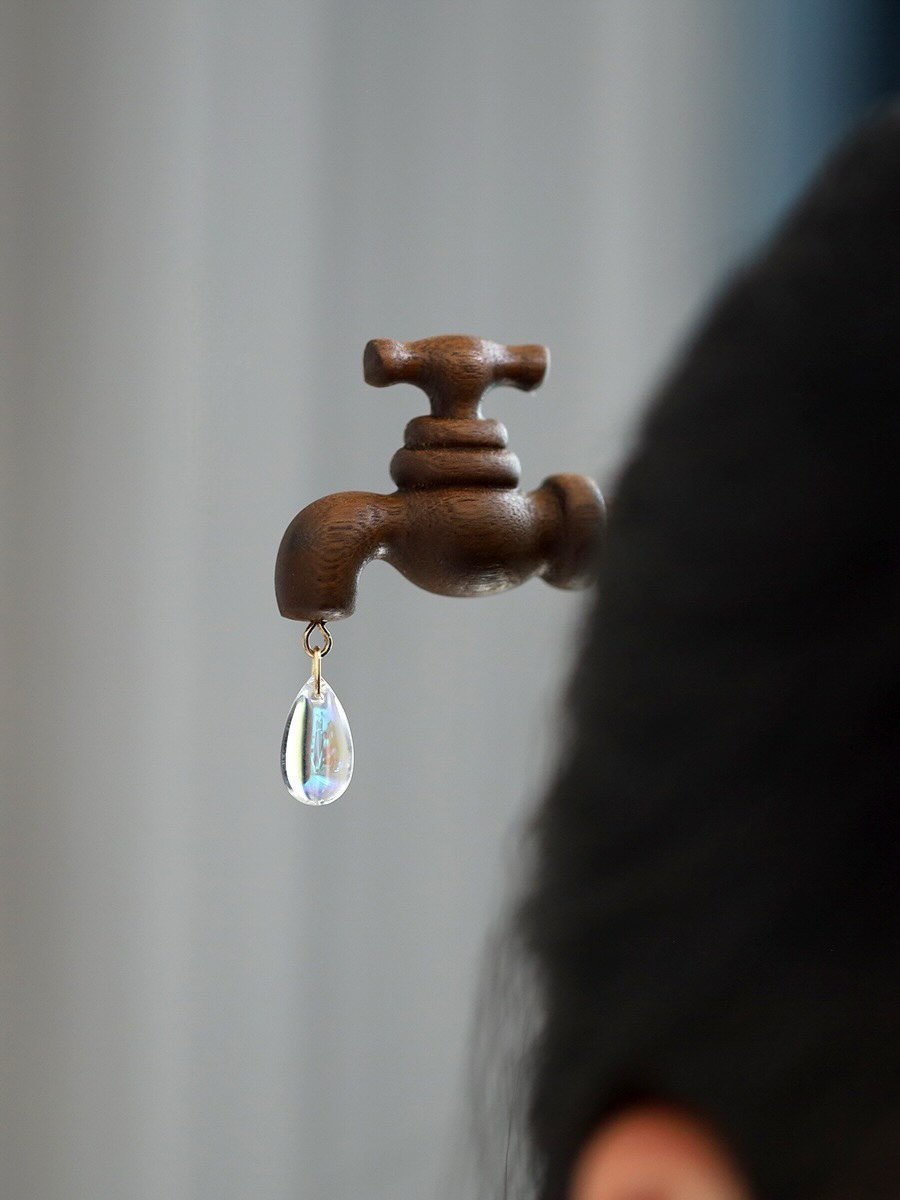 TacitusChrono's tweet photo. I genuinely love how random this is. A tiny wooden faucet turned into a hair stick, complete with a little blue crystal drop. Who even thinks of stuff like this? https://t.co/ejLqNyO5aC