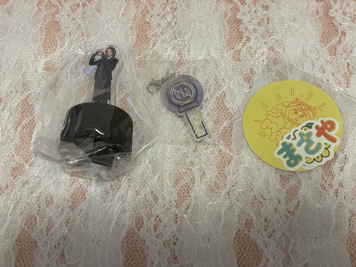 yuka_mini_99's tweet photo. @taku0614ily 検索より失礼いたします。
池崎キャップアクリルスタンド.ペンラチャーム、木村ステッカーを所持しております。藤牧顔アクキー.ステッカーとの交換は可能でしょうか？
京セラ手渡し、郵送での交換希望です。
ご検討よろしくお願いいたします🙇 https://t.co/V3YMrssyqI