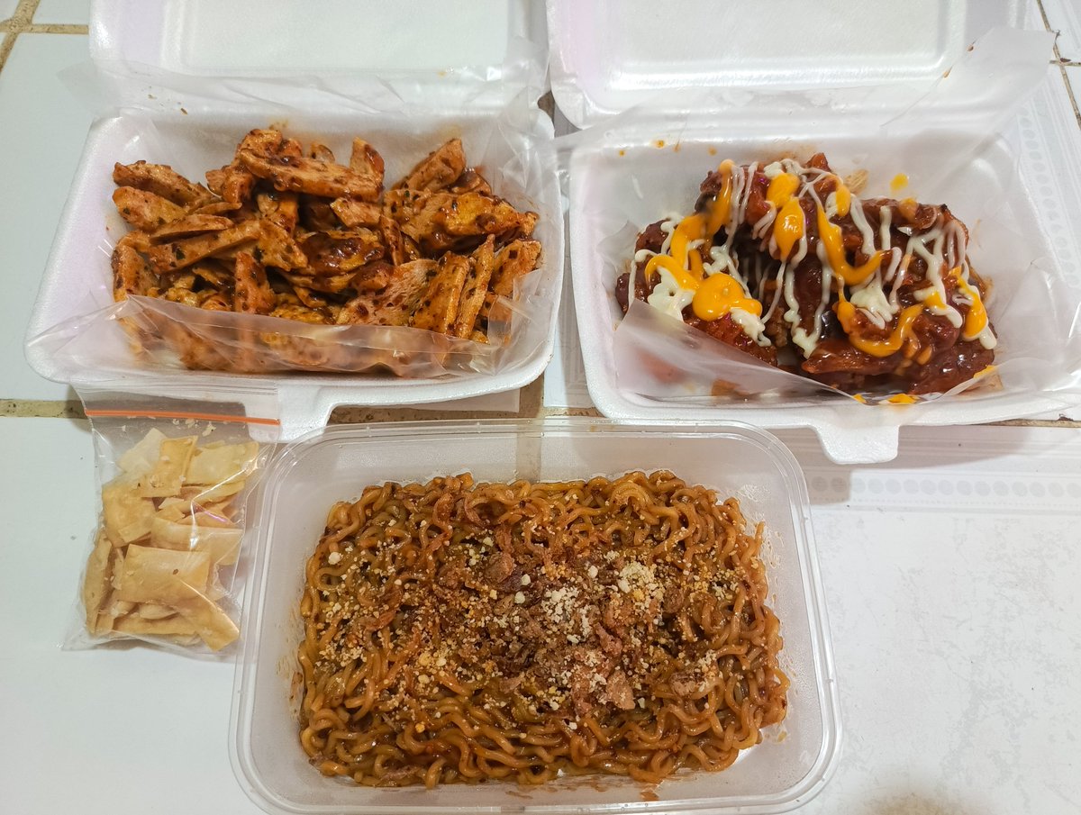 favoojekey's tweet photo. Temen2 minta tolong bantu RT ya, aku butuh tambahan untuk kebutuhan makan keluarga🥺🙏

Aku open catering berbagai makanan (rice bowl, nasi kotak, bento box, nasi cokot, nasi kuning, dll). Aku juga open jajanan temen2, ada mie jebew, pangsit chili oil, basreng, dll. 

Buat yg mau titip berbagi aku juga open titip berbagi jumat berkah yaa, bebas ya temen2 mau berbagi berapapun nanti akan dibagikan ke panti asuhan, masjid, ojol, tunawisma, dan untuk pekerja dijalan. 

📍Jakbar